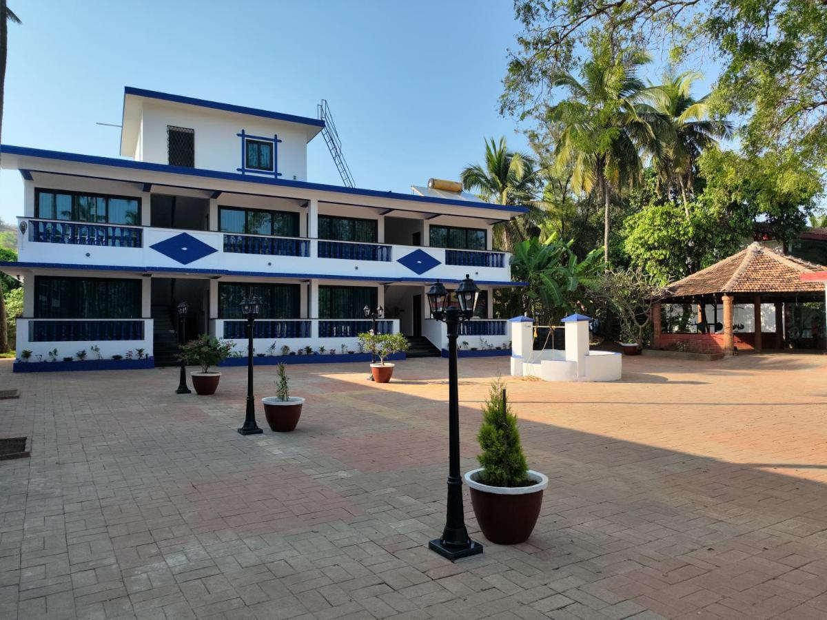 Anjuna Blue Resort Bagian luar foto