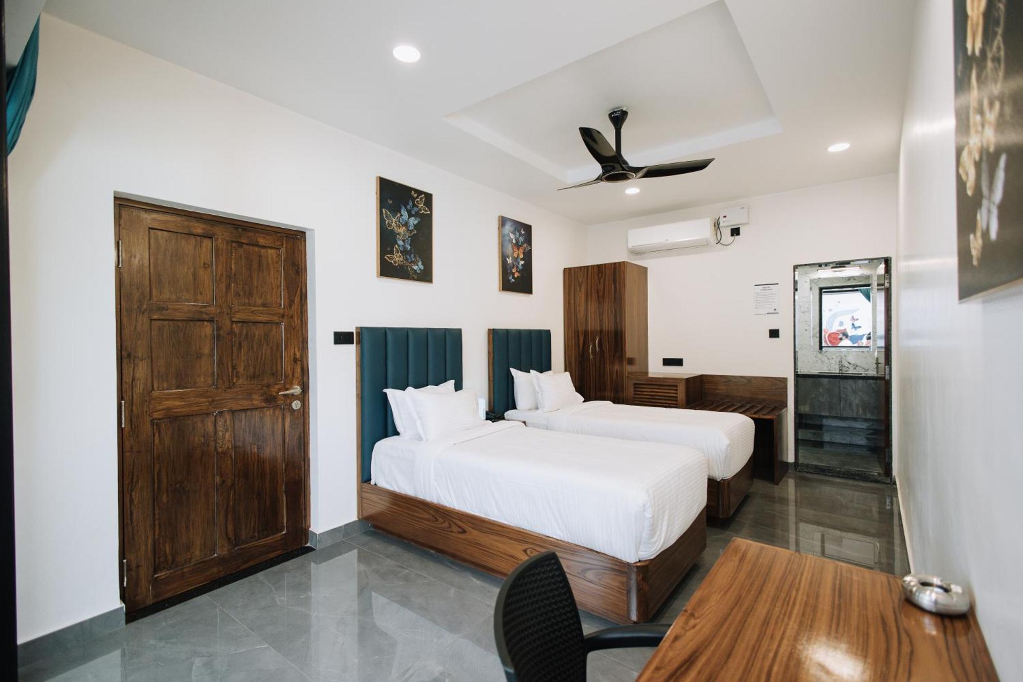 Anjuna Blue Resort Bagian luar foto