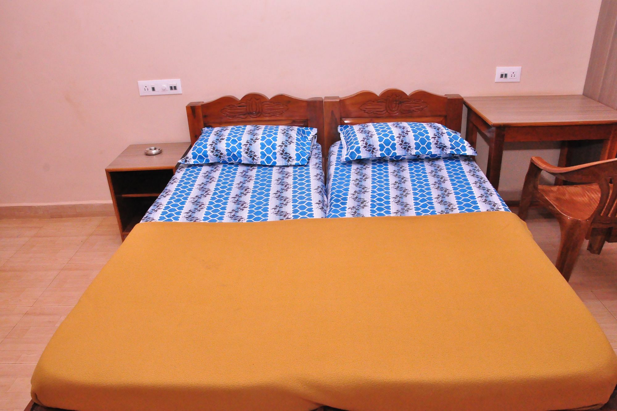Anjuna Blue Resort Bagian luar foto