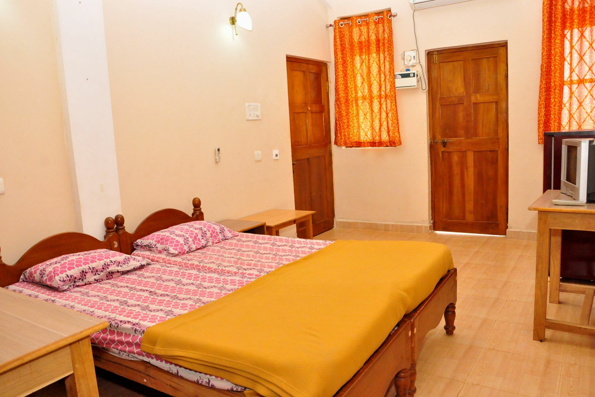 Anjuna Blue Resort Bagian luar foto