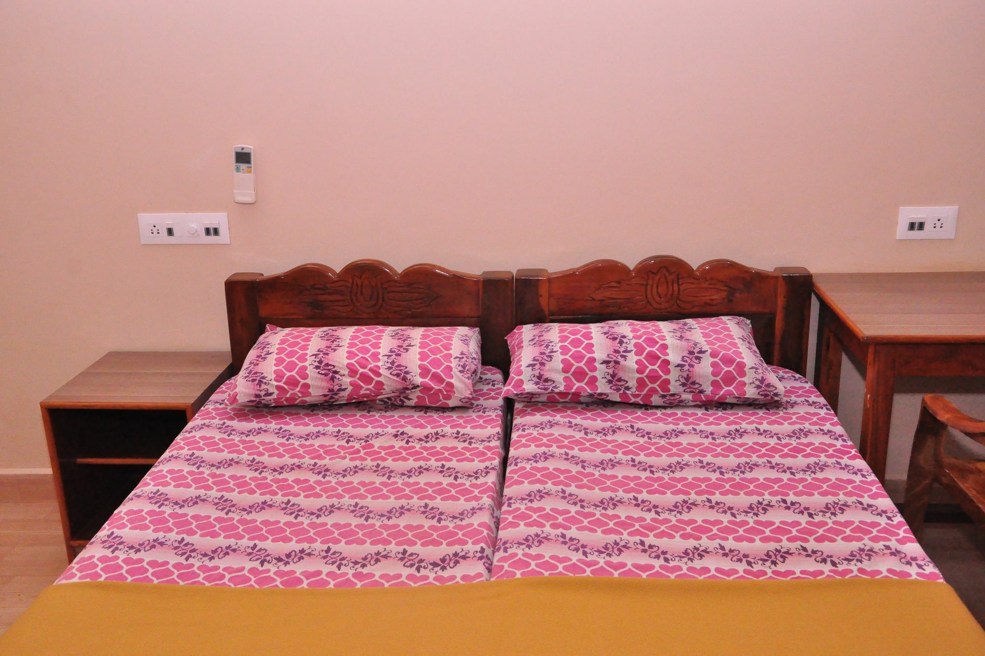 Anjuna Blue Resort Bagian luar foto