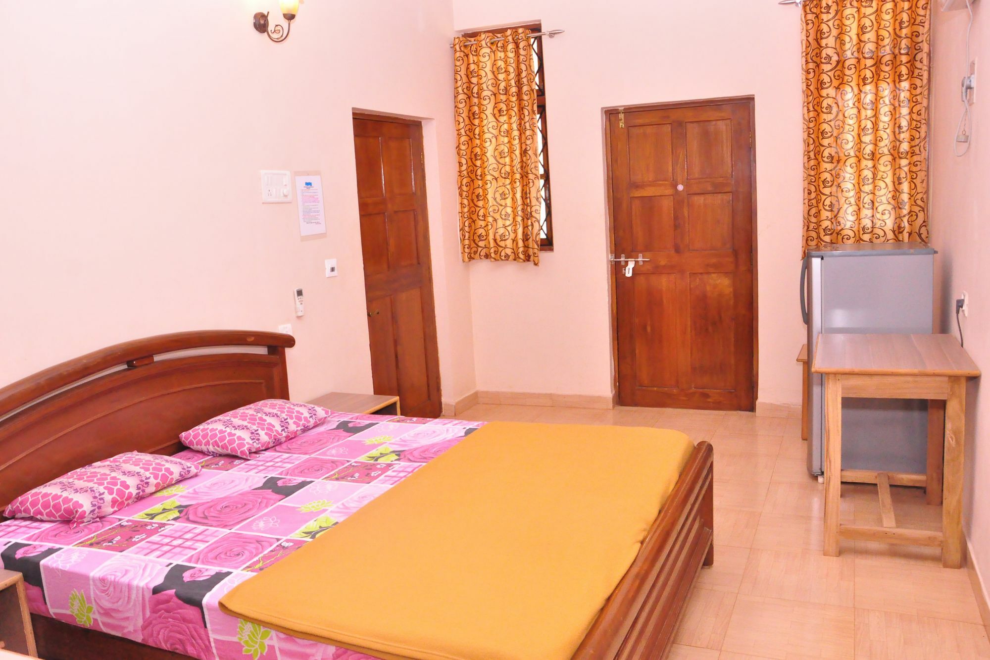 Anjuna Blue Resort Bagian luar foto