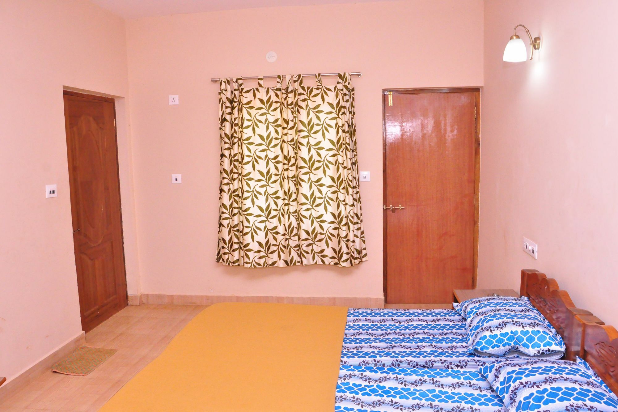 Anjuna Blue Resort Bagian luar foto