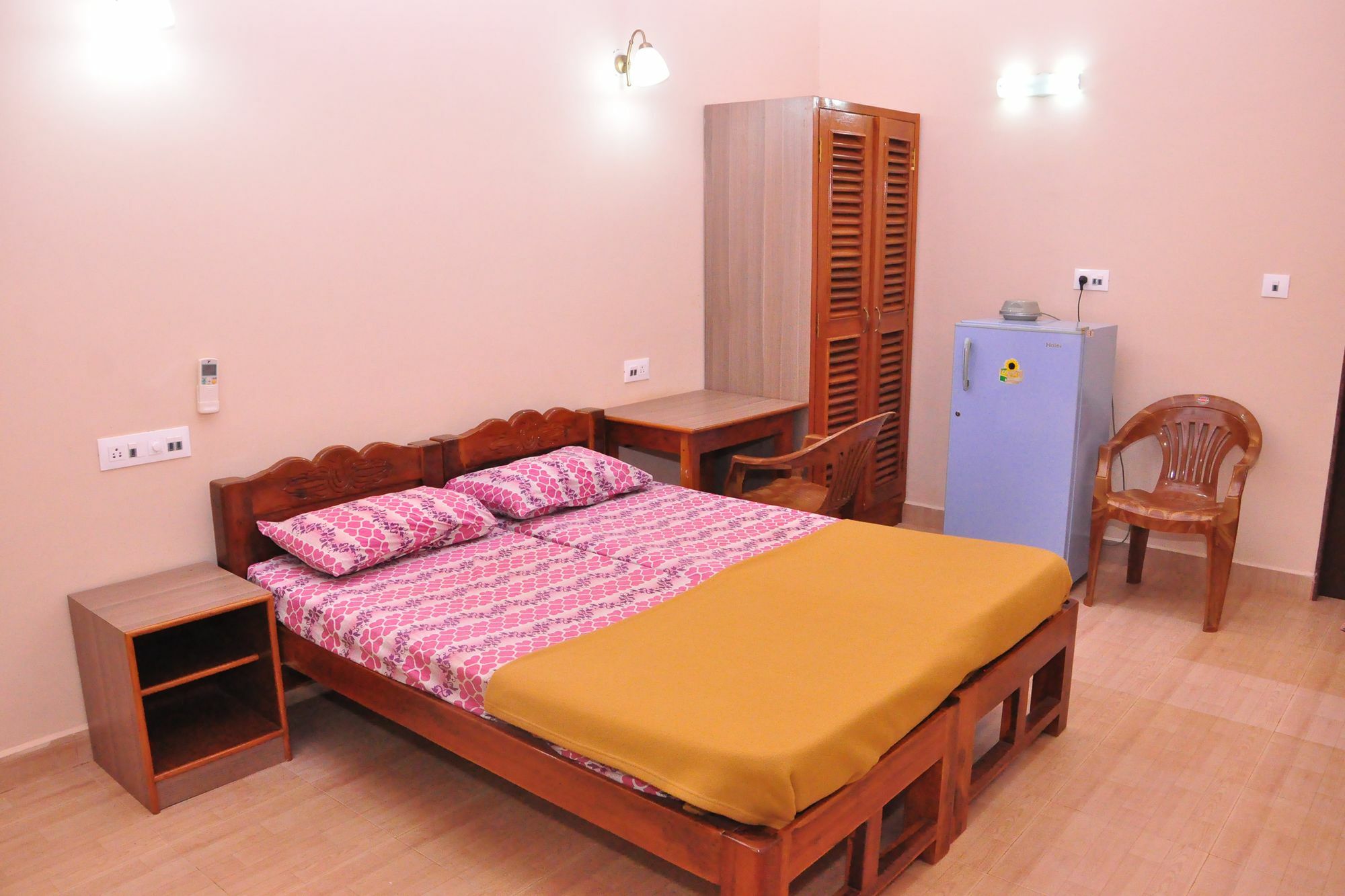 Anjuna Blue Resort Bagian luar foto